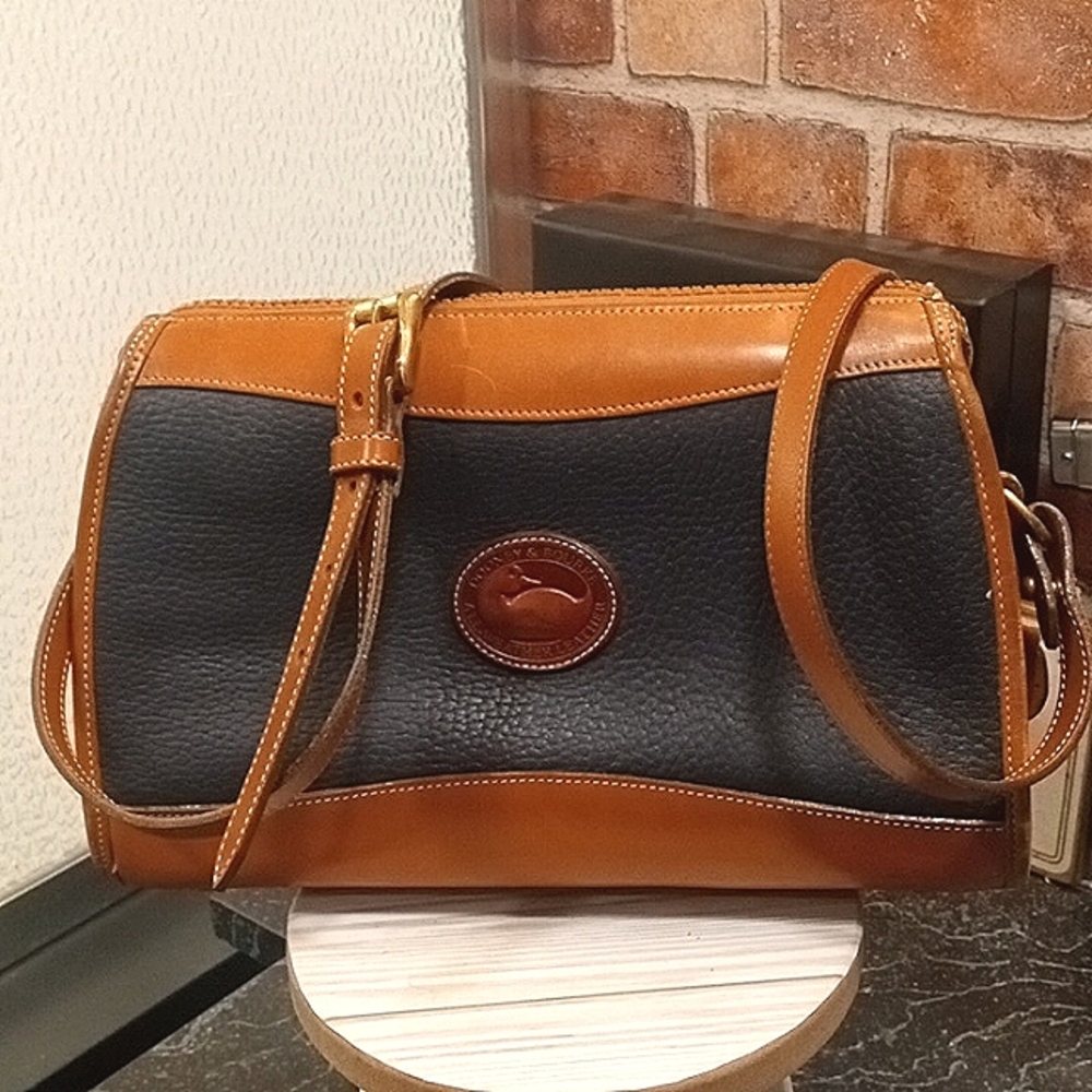 DOONEY & BOURKE Vintage all weather leather classic zip top 11x7